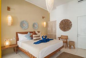 - une chambre avec un lit doté d'un ruban bleu dans l'établissement Casa DeL Mare Gili Air, à Gili Air