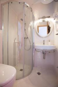 y baño con ducha y lavamanos. en Villa Boro 3, en Dubrovnik