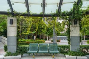 Taman di luar Holiday Inn Express Hong Kong Mongkok by IHG