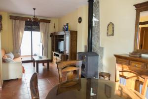 a kitchen and living room with a table and chairs at Casa Real la Barrosa in Chiclana de la Frontera