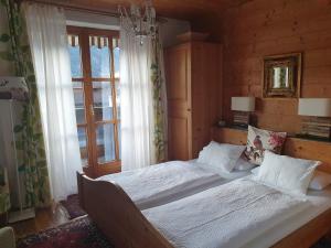 Łóżko lub łóżka w pokoju w obiekcie Appartement Pension Bäckenhäusl FERIENWOHNUNGEN Chalets Hütten Komfortzimmer