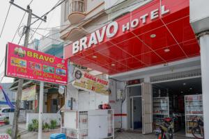 Photo de la galerie de l'établissement RedDoorz @ Hotel Bravo Pantai Kamali Bau Bau, à Baubau