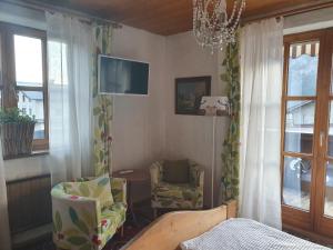 Telewizja i/lub zestaw kina domowego w obiekcie Appartement Pension Bäckenhäusl FERIENWOHNUNGEN Chalets Hütten Komfortzimmer