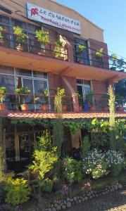 拉利貝拉的住宿－拉利貝拉紅岩酒店，前面有盆栽植物的建筑