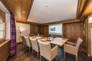 TV a/nebo společenská místnost v ubytování Hotel Bella Vista Zermatt