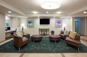 una sala d'attesa con sedie e TV a schermo piatto di Candlewood Suites Dickinson, an IHG Hotel a Dickinson