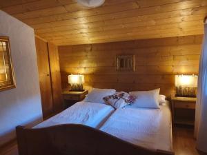Łóżko lub łóżka w pokoju w obiekcie Appartement Pension Bäckenhäusl FERIENWOHNUNGEN Chalets Hütten Komfortzimmer