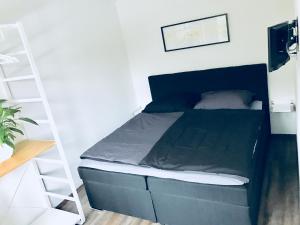 a bed in a small room with a ladder at CasaSmart // Das Ferienhaus am Harz Nordhausen in Nordhausen