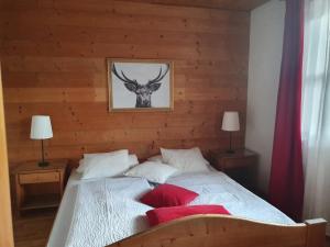 Łóżko lub łóżka w pokoju w obiekcie Appartement Pension Bäckenhäusl FERIENWOHNUNGEN Chalets Hütten Komfortzimmer