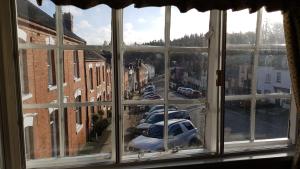 una finestra con vista su un parcheggio di The Wheatsheaf Inn a Ludlow
