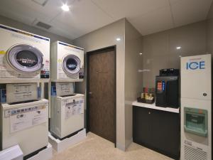 福岡市にあるホテルハルロット福岡博多のランドリールーム(洗濯機、乾燥機付)、