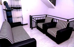 Posezení v ubytování Sura Homestay Kandy