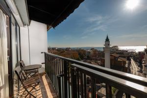 een balkon met uitzicht op de stad bij OASIS SUITES OLD CITY in Istanbul