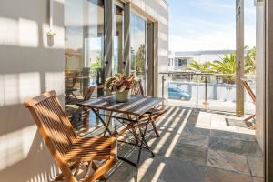 patio ze stołem i krzesłami na balkonie w obiekcie da Heim Guest House w Kapsztadzie