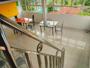 Pokój ze stołem, krzesłami i schodami w obiekcie Wisma Aira w mieście Ternate