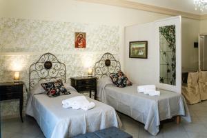 een hotelkamer met twee bedden met handdoeken erop bij Santa Caterina da Siena B&B in Catania +96 foto's