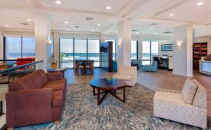 Zona d'estar a Holiday Inn Express & Suites Oceanfront Daytona Beach Shores, an IHG Hotel