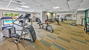 un gimnasio con cintas de correr y equipo cardiovascular en un edificio en Holiday Inn Express Murfreesboro Central, an IHG Hotel, en Murfreesboro