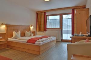 a bedroom with a bed and a television in it at Frankenhof in Scharnitz