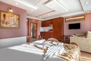 een slaapkamer met een groot bed en een bank bij OASIS SUITES OLD CITY in Istanbul