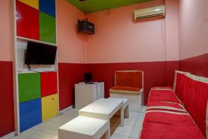 A television and/or entertainment centre at RedDoorz @ Hotel Aulia Majene