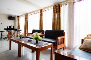 a living room with a couch and a coffee table at RedDoorz @ Hotel Grand Aulia Majene in Majene
