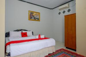 Фотография из галереи RedDoorz @ Hotel Aulia Majene в городе Majene +20 фотографий