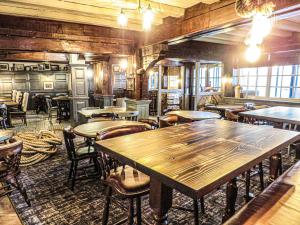 un restaurante con mesas y sillas en una habitación en The Spice Ship, en Weymouth
