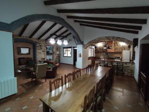 una grande stanza con un lungo tavolo e sedie di CASA RURAL LA CARRIONA a Segura de León