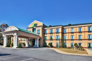 梅肯Holiday Inn Express & Suites Macon - I-475 by IHG的大楼前设有凉亭的酒店