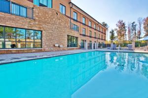 Bazén v ubytování Holiday Inn Express & Suites Macon - I-475 by IHG nebo v jeho okolí