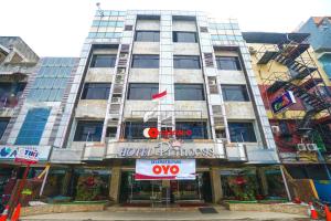 un edificio con una señal de hotel delante de él en SUPER OYO Collection O 166 Hotel Princess, en Palembang