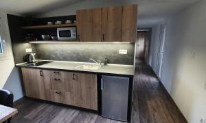 Nhà bếp/bếp nhỏ tại Liptov Mobile House +21 ảnh