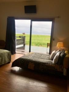 Voodi või voodid majutusasutuse The Cliffs Seaside Lodge toas