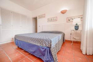 A bed or beds in a room at Appartamenti Baia Blu