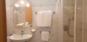 Bilik mandi di Albergo Bernard
