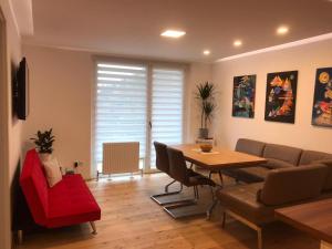 a living room with a table and a couch at SONNSTEIN APARTMENT in Altmünster