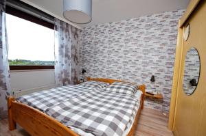 a bedroom with a black and white checkered bed at Ferienwohnung in Damp Residenzblick an der Ostsee in Damp