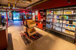 um corredor de mercearia com um monte de produtos em Hotel the Match em Eindhoven