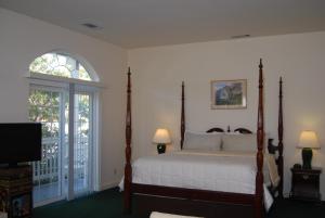 a bedroom with a bed and a large window at 5th Street Inn in Mariposa