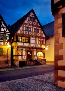 an old building in a town at night at Hotel Restaurant Zum Nachtwächter in Lienzingen