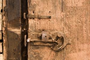 an old metal latch on a wooden door at Hotel Restaurant Zum Nachtwächter in Lienzingen +7 photos