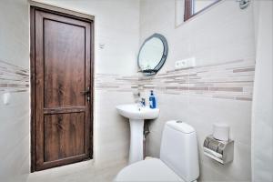 Koupelna v ubytování Tinikos Guest House + 37 fotografií