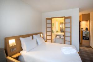 Un pat sau paturi într-o cameră la Novotel Birmingham Centre