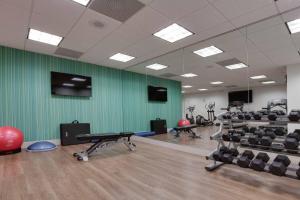 Fitness center at/o fitness facilities sa Holiday Inn Express & Suites Orlando International Airport, an IHG Hotel