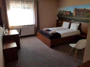 OsielskoにあるPro Bed & Breakfastのベッドルーム1室(ベッド1台、デスク、窓付)
