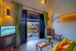 Televiisor ja/või meelelahutuskeskus majutusasutuses Hoi An Chic - Green Retreat