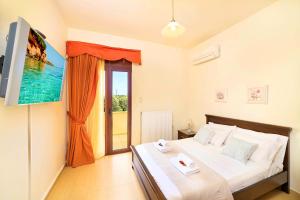- une chambre avec un lit et une grande fenêtre dans l'établissement Villa Evelina, à Adelianos Kampos