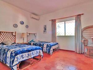 A bed or beds in a room at Vale do Lobo Villa Sleeps 6 Pool Air Con WiFi
