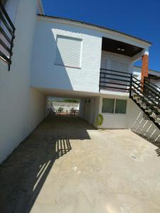 ein weißes Haus mit großer Auffahrt in der Unterkunft Alojamientos Marel Abanicos in Peñíscola